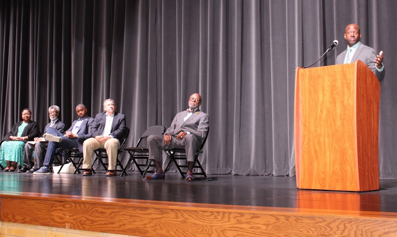 Dr Jason Shelton speaks to the auditorium